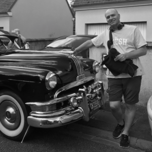 Jean-Baptiste Fourré prend la pause près d'une Pontiac de 1951.